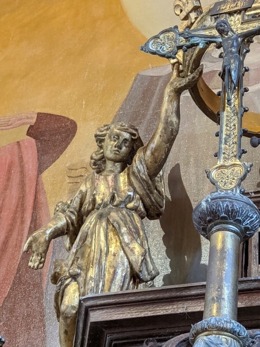 ange qui tient une couronne 6eme siècle